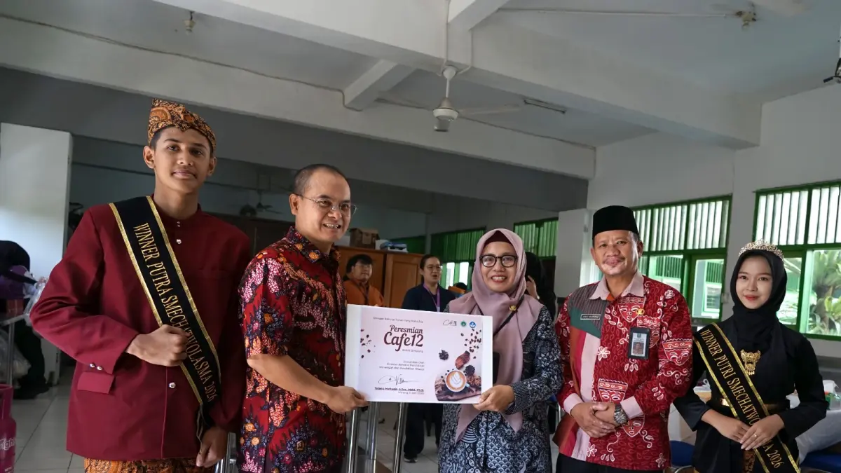 INOVATIF: Peresmian Cafe 12 oleh Direktur Jenderal Pendidikan Menengah dan Pendidikan Khusus Tatang Muttaqin SSos MEd PhD didampingi Kepala SMKN 12 Malang Joko Santoso SPd MT.