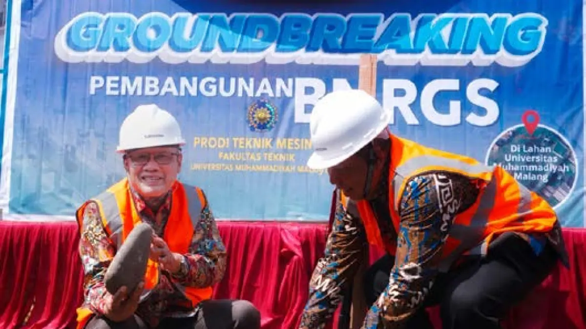 KEMANDIRIAN KESEHATAN: Ketua PP Muhammadiyah Prof Dr Haedar Nashir MSi (kiri) melakukan peletakan Batu Pertama Pabrik Infus PT Suryavena Farma Indonesia di Jalan Raya Ngijo, Karangploso, kemarin.