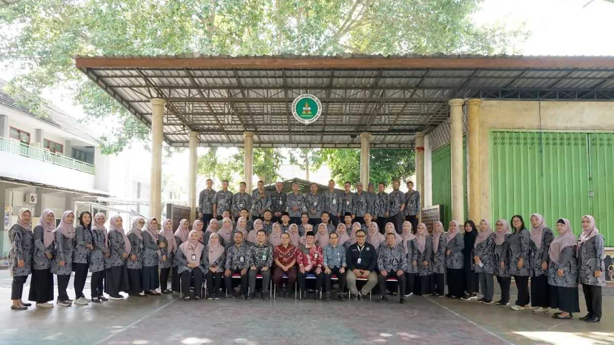 KOMPAK: Kebersamaan guru, staf dan kepala sekolah saat kunjungan Direktur Jenderal Pendidikan Menengah dan Pendidikan Khusus di SMKN 12 Malang.