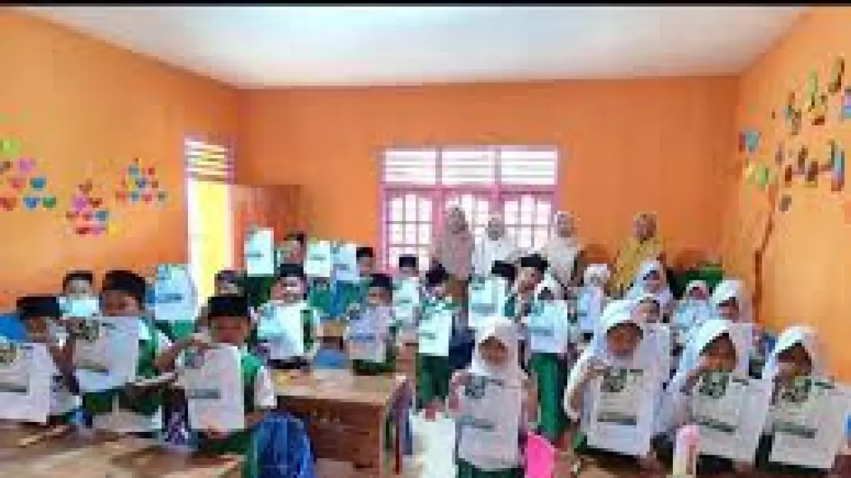 Mahasiswa Universitas Islam Nusantara mengajar di salah satu sekolah Madrasah Ibtidaiyah (Sumber: fai uninus - Universitas Islam Nusantara)