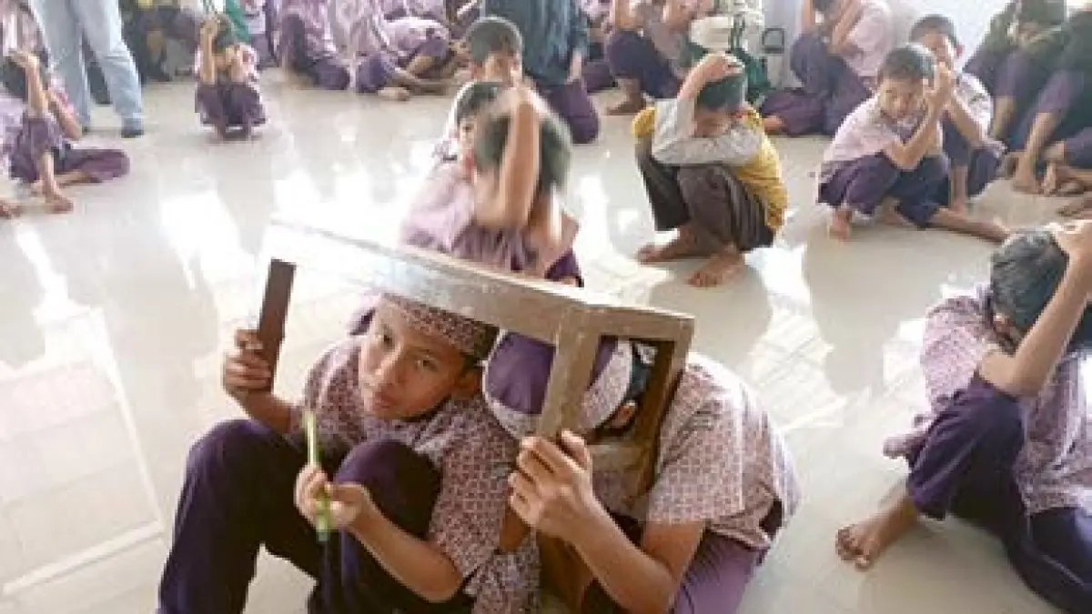 MERIAH: Keseruan siswa SDIT Insantama Malang mengikuti pelatihan mitigasi bencana bersama BPBD Kota Malang, kemarin (11/6).