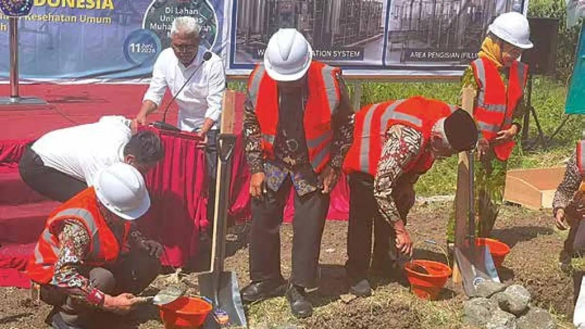 MILIK MUHAMMADIYAH: Peletakan batu pertama pembangunan pabrik infus milik PT Suryavena Farma Indonesia yang diinisiasi oleh Muhammadiyah di desa Ngijo, Kecamatan Karangploso, kemarin (11/6)