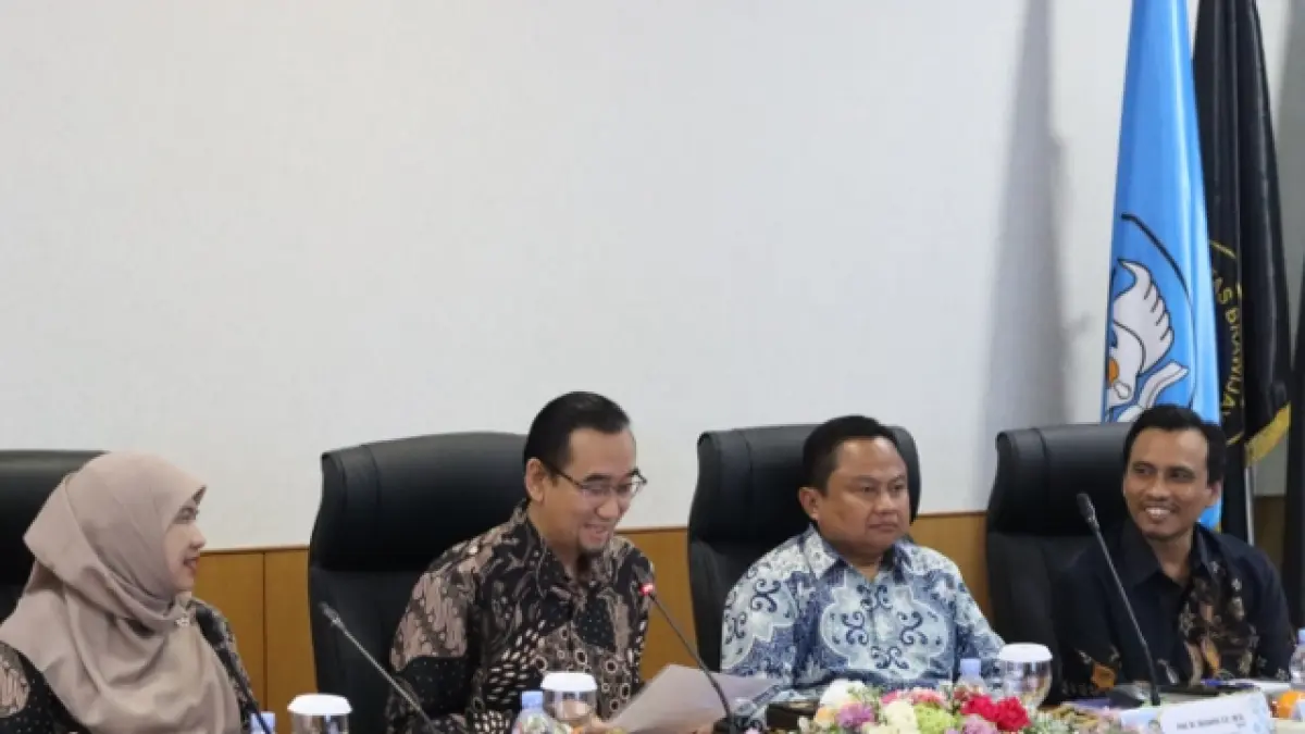 OPTIMISTIS: (Dari kiri ke kanan) Dekan FIA UB, Rektor Universitas Brawijaya, dan Asesor.