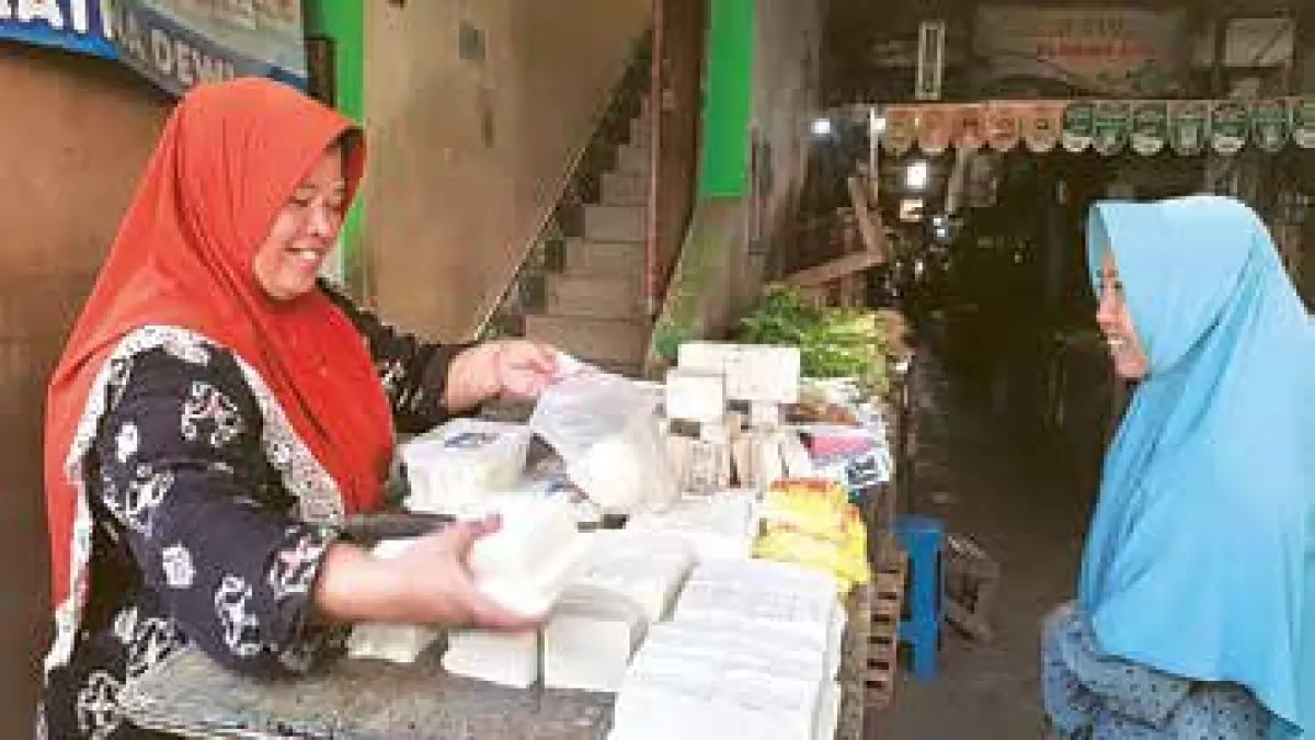 PASAR TRADISIONAL: Salah satu pedagang tahu dan tempe di Pasar Kepanjen melayani pelanggannya.