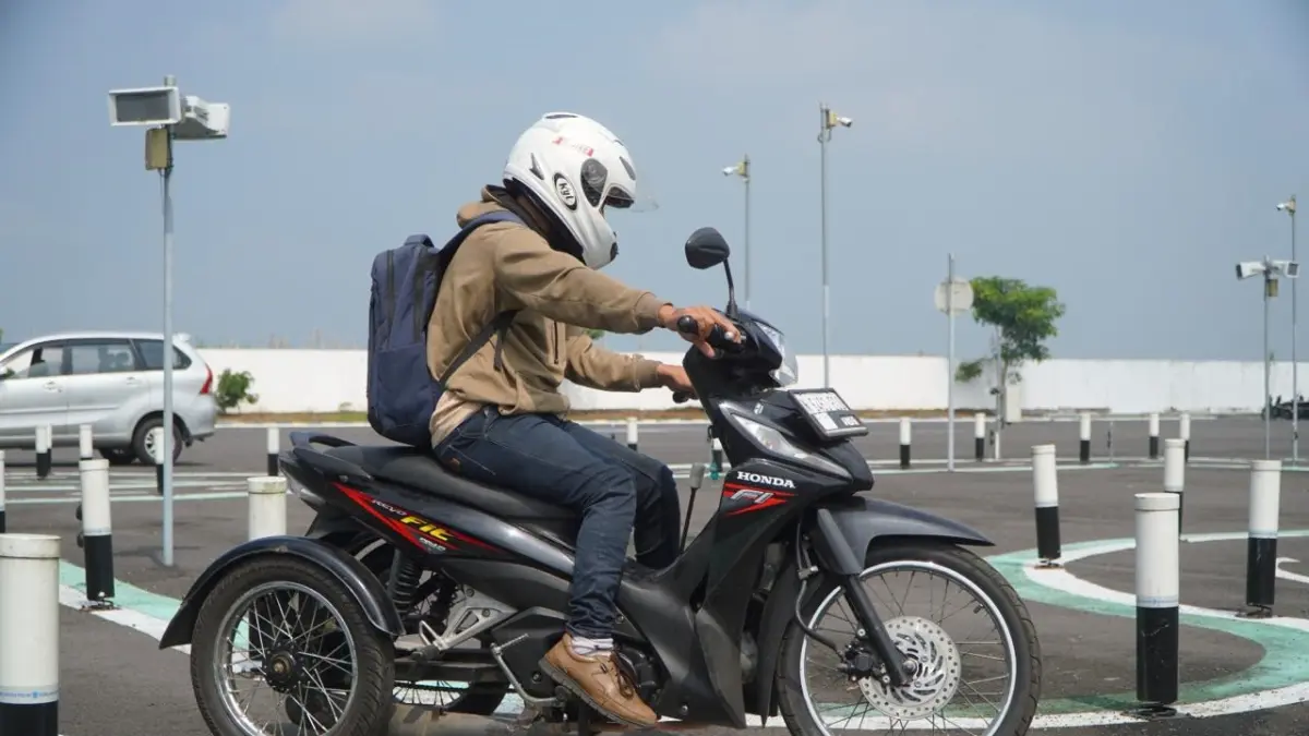 Pemohon SIM D menjalani ujian praktik