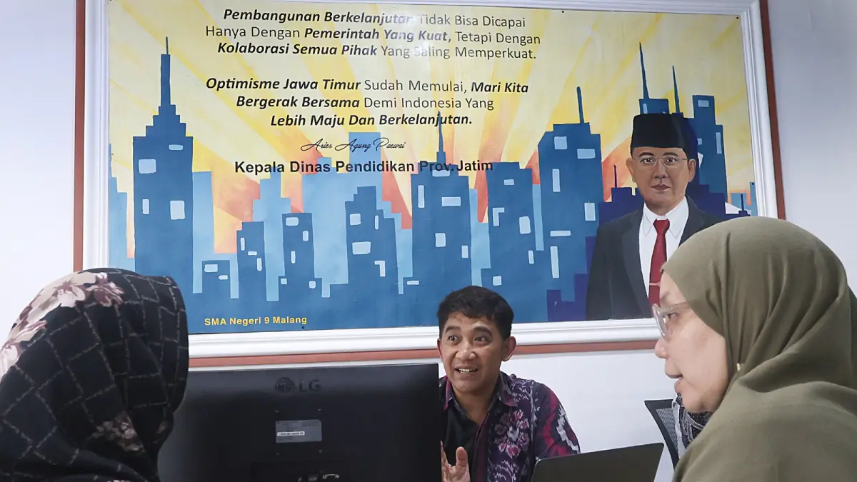 PROBLEM DI SISTEM: Dua pendaftar mengadukan nilai TKA yang tak muncul kepada panitia SPMB di Kantor Cabdin Kota Malang-Kota Batu, kemarin (11/6).