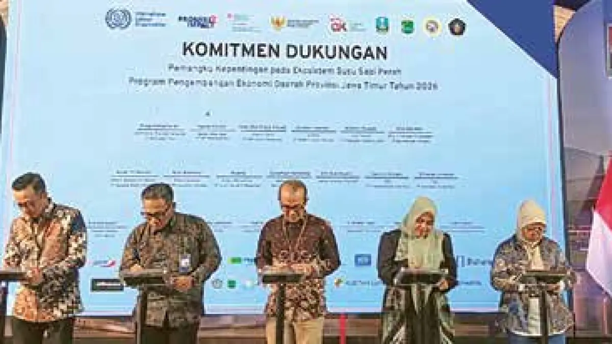 PRODUSEN SUSU: Para pemangku kepentingan menandatangani komitmen dukungan terhadap Program Pengembangan Ekonomi dDaerah (PED) pada ekosistem sapi perah di KAN Jabung kemarin (11/6).