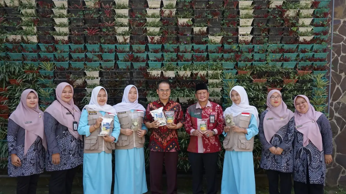 TERBAIK: Direktur Jenderal Pendidikan Menengah dan Pendidikan Khusus Tatang Muttaqin SSos MEd PhD (tengah) berfoto dengan produk hasil karya siswi SMKN 12 Malang, Kamis (11/6).