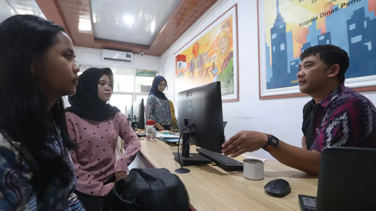 Wali murid mendatangi Kantor Cabdin Kota Malang untuk konsultasi SPMB. (Darmono/Radar Malang)