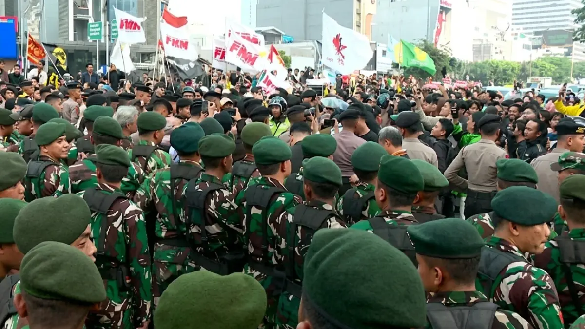 APARAT GABUNGAN TNI-POLRI: Menghadang Massa Mahasiswa yang Berunjuk Rasa di Sekitar Bundaran HI (Sumber: Istimewa).