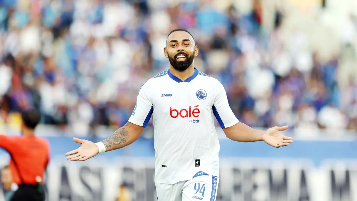 BANGGA BERKOSTUM AREMA FC: Dalberto Luan Belo merayakan gol dalam laga BRI Super League di Stadion Kanjuruhan, beberapa waktu lalu.