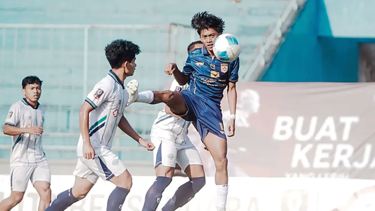 BUTUH MENANG: Pemain Persikoba Batu Alvian Eka Pratama (kanan) menanduk bola ke gawang Persigar Garut di Stadion Gelora Brantas, Rabu lalu (10/6).