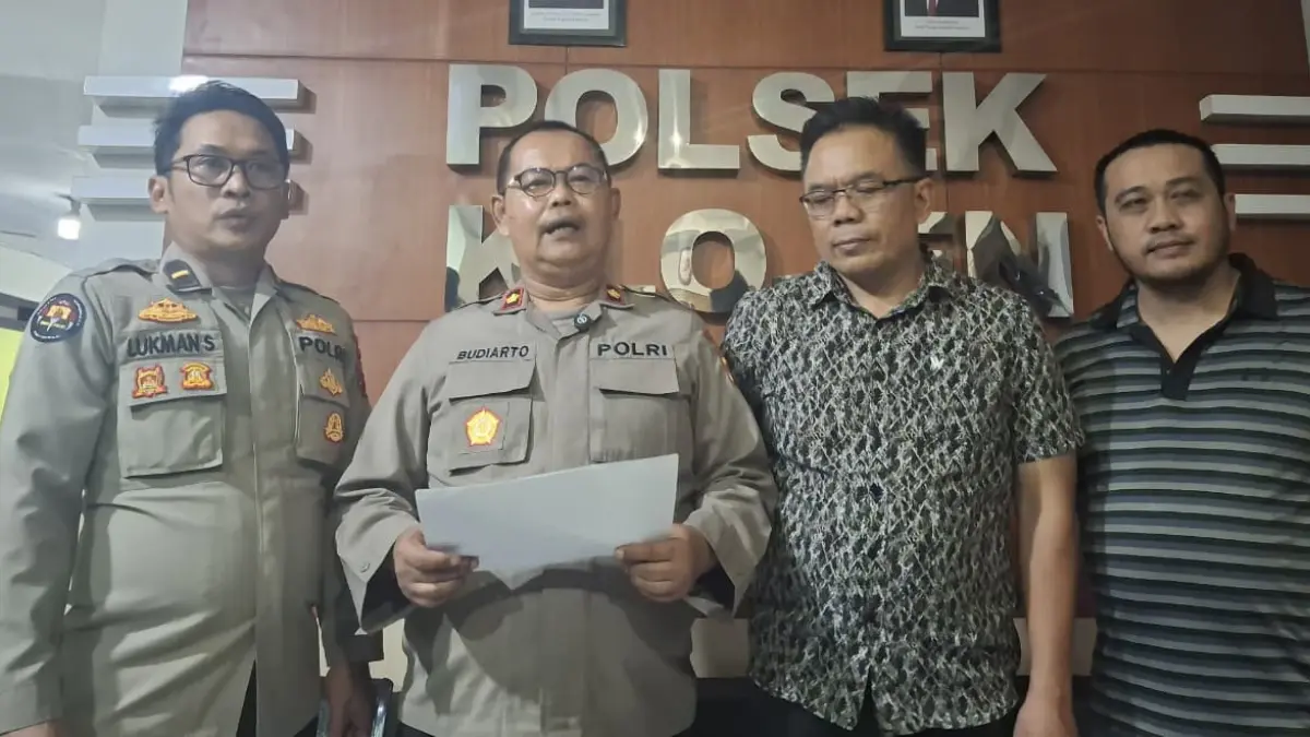 Kapolsek Klojen Kompol Moch. Budiarto (dua dari kiri) bersama jajaran memberikan pernyataan terkait penanganan kasus dugaan penggelapan mobil rental. (Nabila Amelia/Radar Malang)