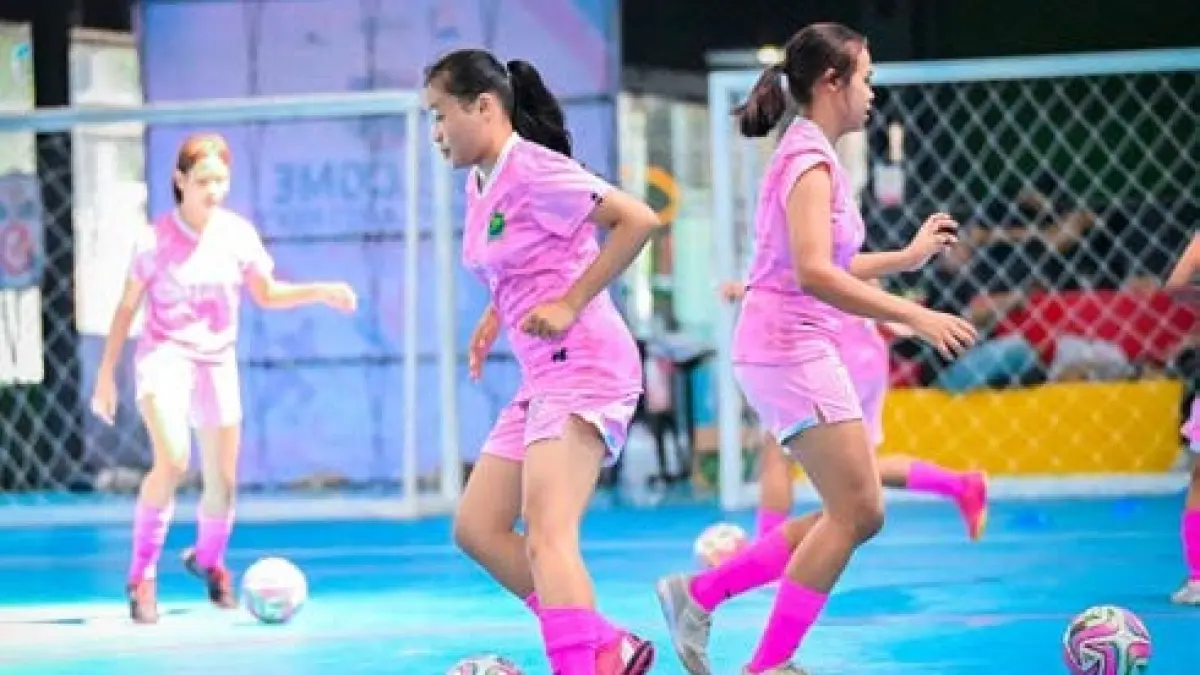 LATIHAN JANGKA PANJANG:Atlet Futsal Putri Kota Malang menjalani latihan di Bay Arena Sports Center, Surabaya, pekan lalu.