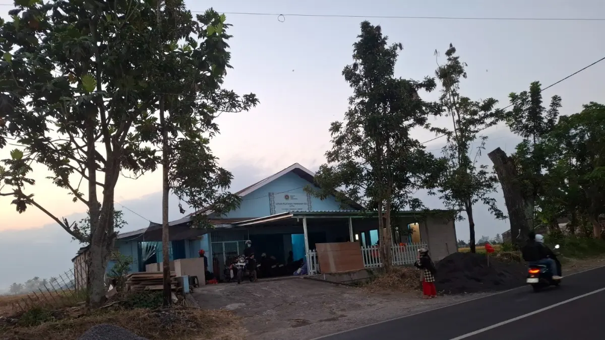 MAKAN BERGIZI: Kendaraan melintasi salah satu SPPG di Kabupaten Malang kemarin. Belum terungkap mana saja SPPG yang kena sanksi suspend.