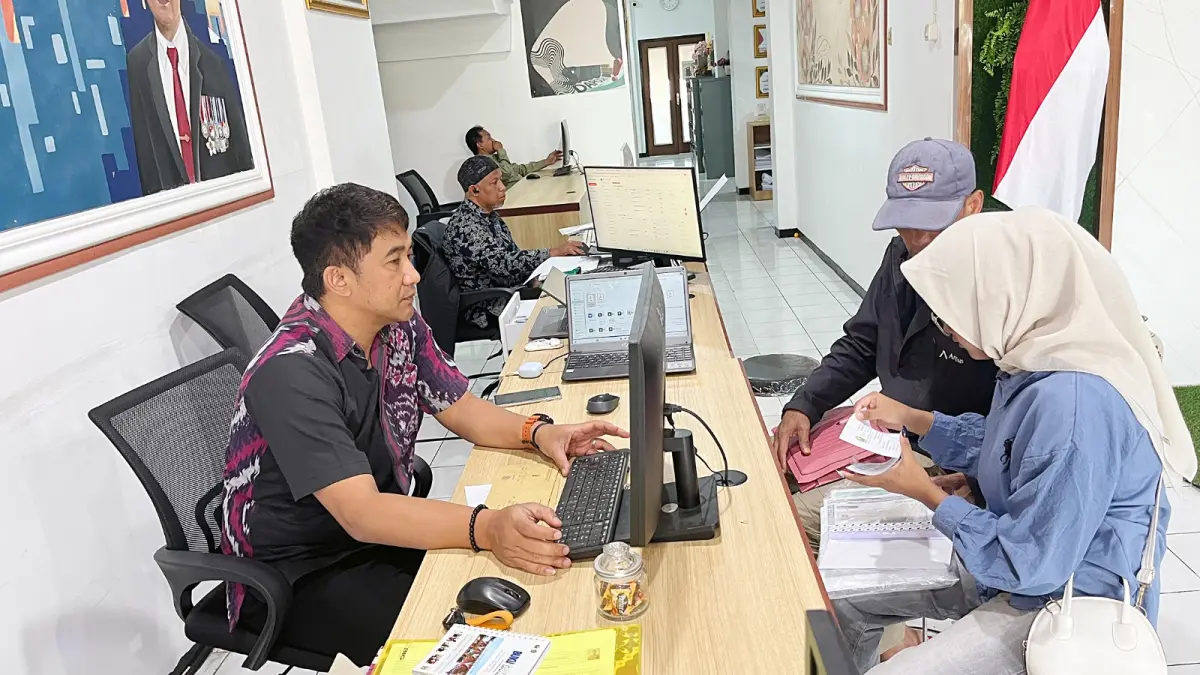 MASIH BERJALAN: Salah satu warga bersama putrinya konsultasi ke Panitia SPMB di Kantor Cabdin Kota Malang-Kota Batu, Kamis lalu (11/6). (NAHDIATUL AFFANDIAH/RADAR MALANG)