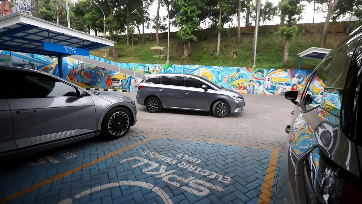 MASIH DIKAJI: Sejumlah mobil listrik mengantre di Sentra SPKLU PLN UP3 Malang, kemarin. Pemkot Malang mempertimbangkan opsi menyewa mobil listrik untuk keperluan dinas. (Darmono/Radar Malang)