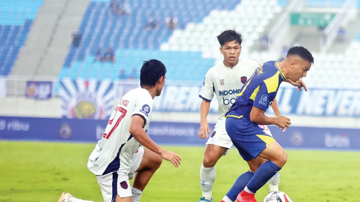TAK BERTAHAN LAMA: Valdeci Moreira (kanan) menjadi salah satu legiun asing yang harus keluar dari skuad Arema FC setelah kompetisi musim 2025/2026 selesai. 