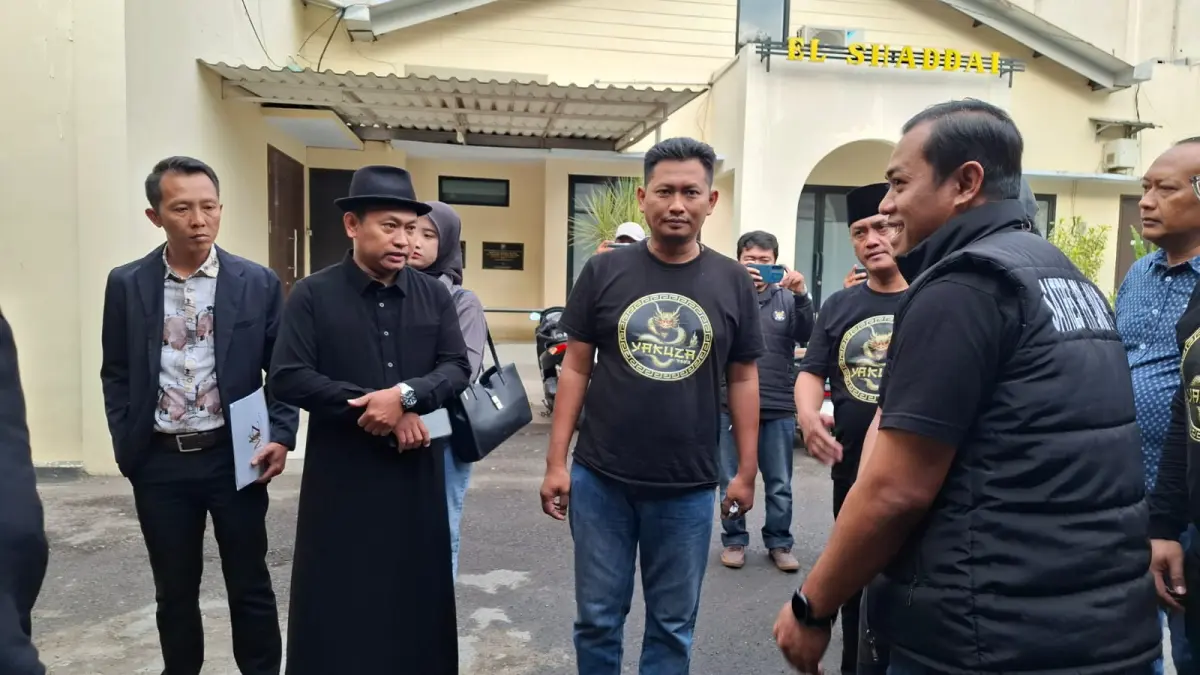Anggota organisasi Yakuza Maneges mengantar terlapor dan pihak pelapor ke Mapolres Malang, Sabtu (13/6) sore. (Dokumen Yakuza Maneges)
