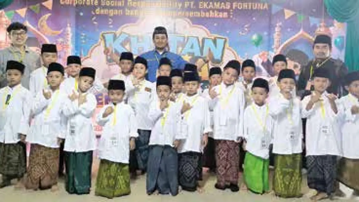 ANTUSIASME: Puluhan anak mengikuti khitanan massal yang diselenggarakan oleh PT Ekamas Fortuna.