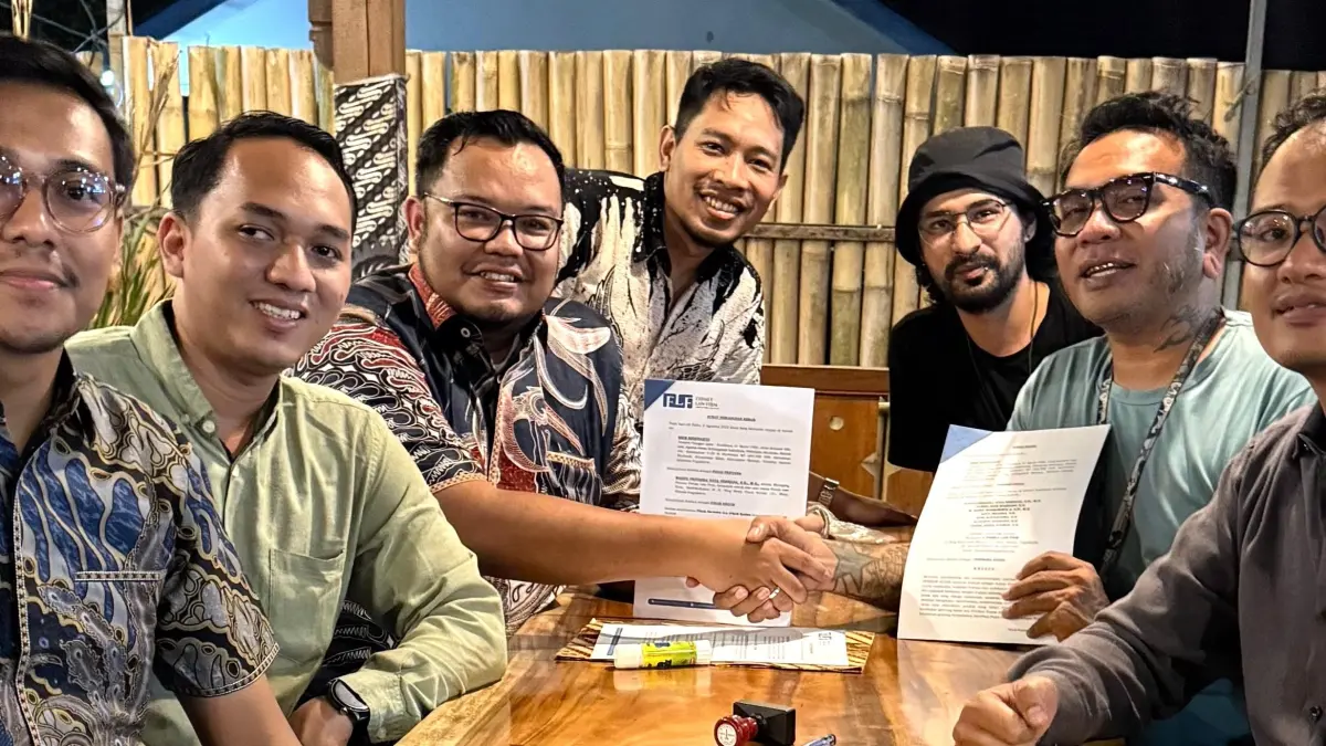 Dari kiri, tim kuasa hukum Doni Noviantama, Agun Pradika, Wahyu Priyanka, M. Hanif Mahsabihul, Faisal Abdul Djabar, Erix Soekamti (penggugat), dan Kurnia Budi melayangkan gugatan paten di Pengadilan Niaga Surabaya. (Dokumen Erix Soekamti)