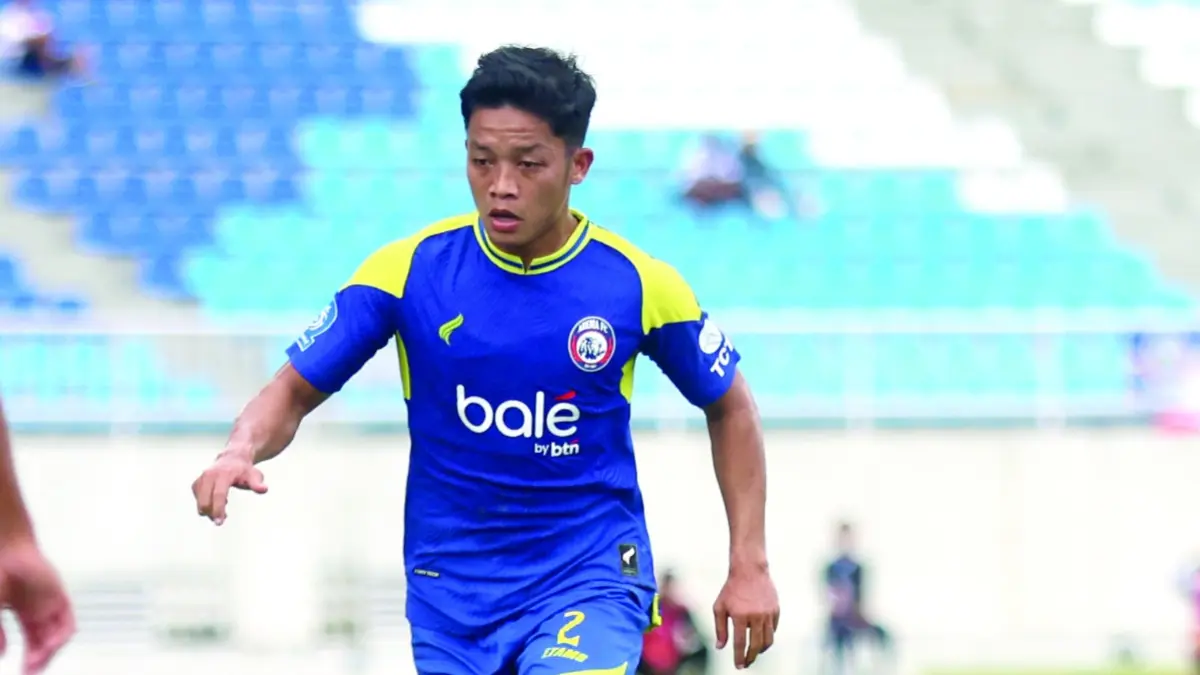 DUKUNG SELECAO: Rio Fahmi menggiring bola dalam laga Arema FC melawan PSM Makassar di Stadion Kanjuruhan, beberapa waktu lalu.