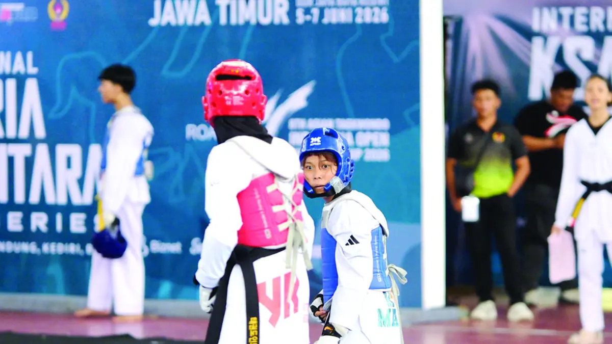 ON FIRE: Atlet Taekwondo Kota Malang Jovanca Puspita (kanan) bertanding di kategori Kyorugi Senior Putri dalam ajang Ksatria Nusantara International PBTI Series Jatim 2026 di GOR Jayabaya, Kota Kediri pekan lalu.
