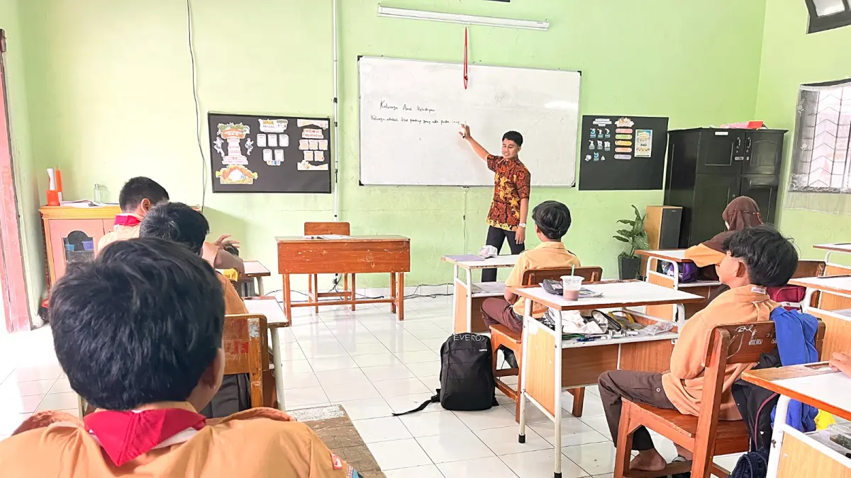 OPTIMISTIS PENUHI PAGU: Siswa-siwi SMP Sriwedari menyimak pembelajaran dari salah satu guru, beberapa waktu lalu. (NAHDIATUL AFFANDIAH/RADAR MALANG)