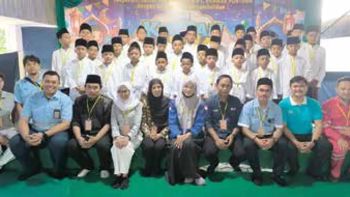 PEDULI: Perwakilan PT Ekamas Fortuna bersama anak-anak yang mengikuti khitanan massal.