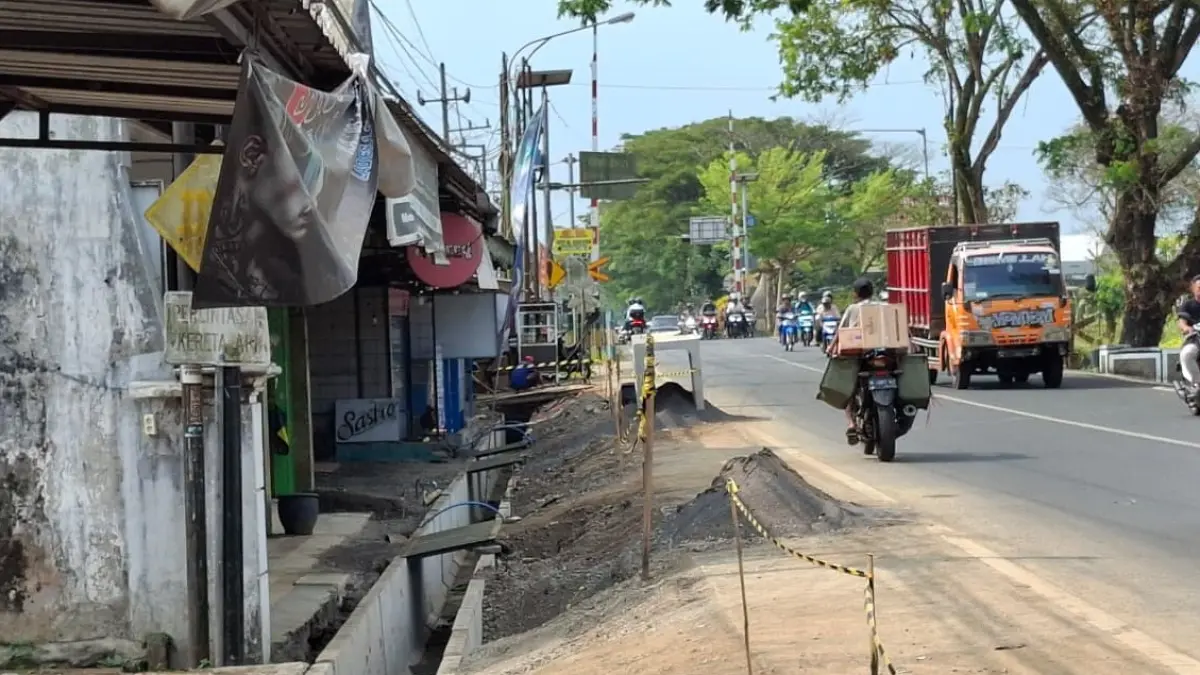 Pekerjaan rehabilitasi drainase di Desa Panggungrejo, Kecamatan Kepanjen masih dikebut hingga kemarin. (Biyan Mudzaky Hanindito/Radar Malang)