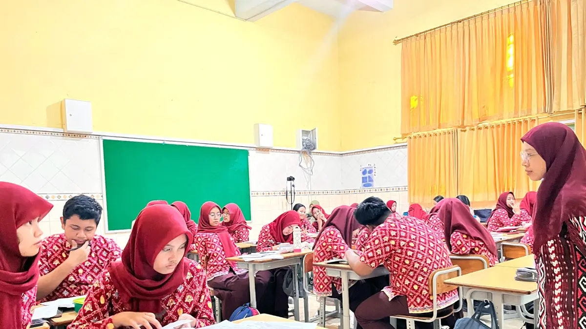 PERSAINGAN KETAT: Siswa-siswi SMAN 4 Kota Malang mulai mempelajari materi untuk ujian akhir sekolah, bulan lalu. (NAHDIATUL AFFANDIAH/RADAR MALANG)