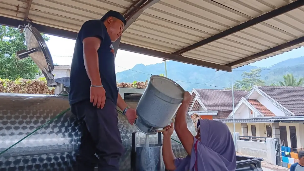 Peternak menyetorkan susu sapi hasil pemerahan ke tempat penampungan di Kecamatan Jabung sebelum didistribusikan ke industri pengolahan kemarin. (Indah Mei Yunita/Radar Malang)
