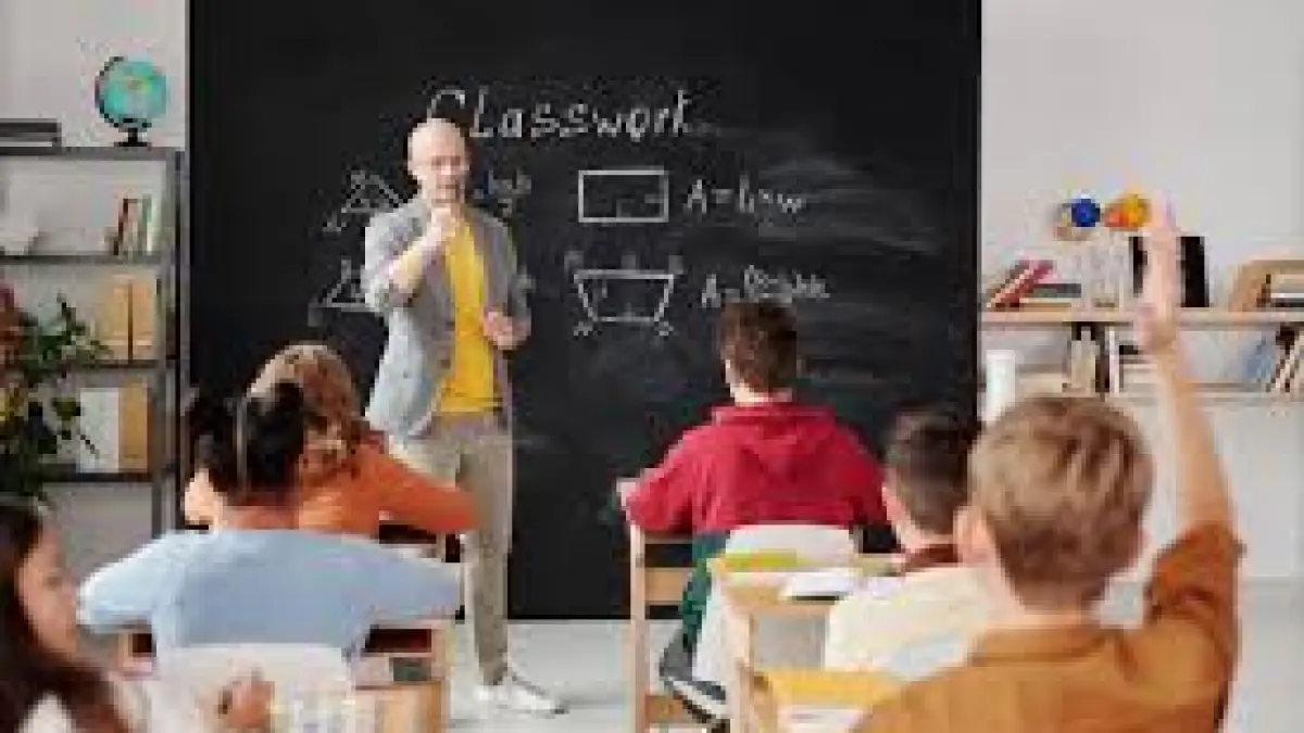 Seorang guru yang sedang menjelaskan pelajaran di depan kelas (Sumber: Skuling)