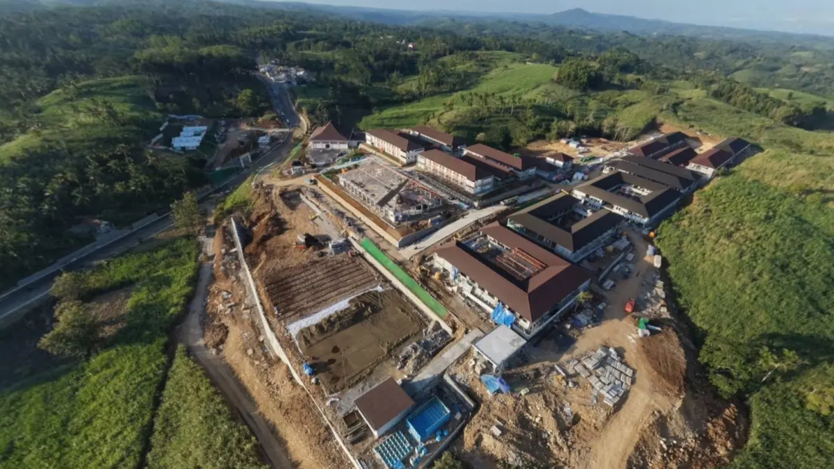 Pembangunan Sekolah Rakyat permanen di Desa Srigonco terus dikebut. Selain penyelesaian fisik bangunan, proses seleksi calon siswa juga telah memasuki tahap perankingan untuk menyambut tahun ajaran baru pada Juli 2026. (Dokumen Dinsos Kabupaten Malang)