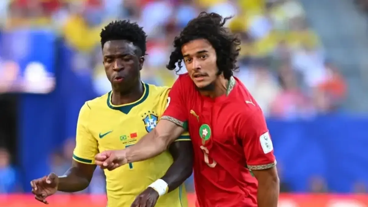 TANGGUH: Ayyoub Bouaddi saat mengawal Vinicius Jr saat Maroko melawan Brasil pagi ini (14/6).