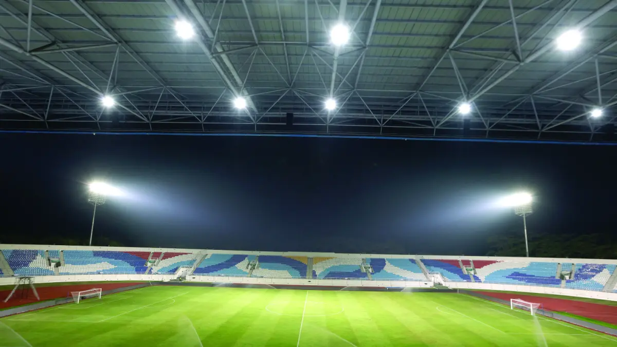 WAIT AND SEE: Penampakan Stadion Kanjuruhan pada malam hari. Manajemen Arema FC masih menunggu update pengelolaan kandang tim.
