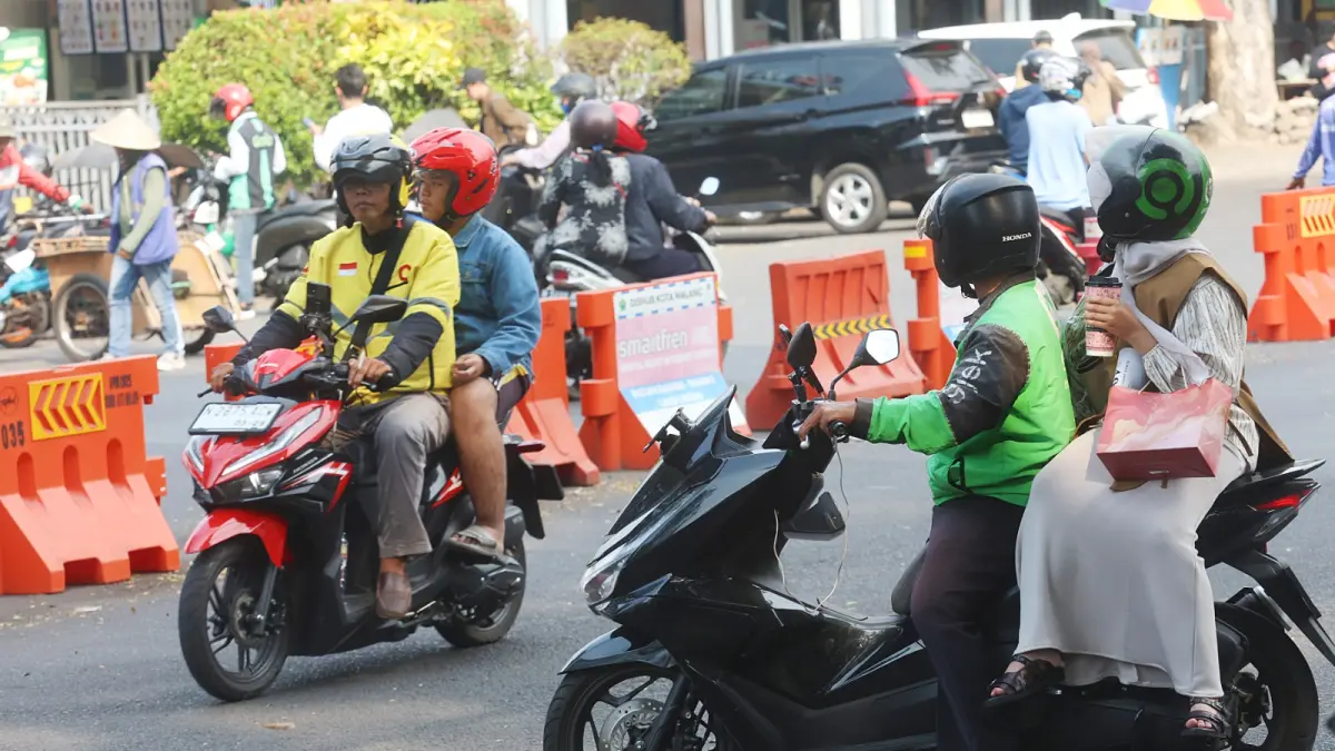 Driver Ojol mengantar penumpang (DARMONO/RADAR MALANG)