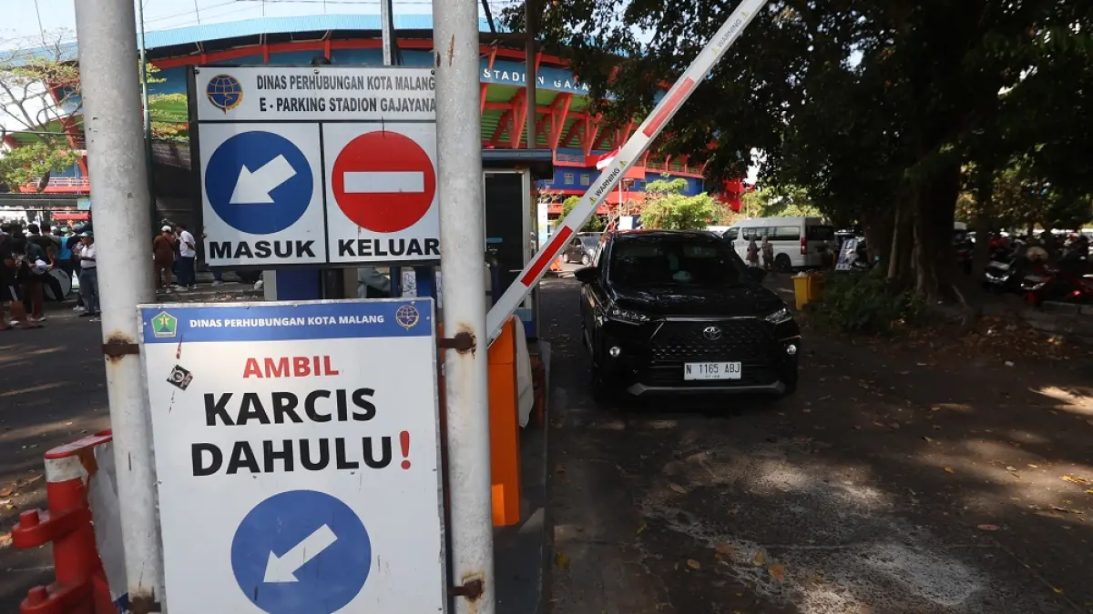 HARUS DIPERBARUI: Sistem e-parking di area Stadion Gajayana dilaporkan mengalami kerusakan. (Darmono/Radar Malang)