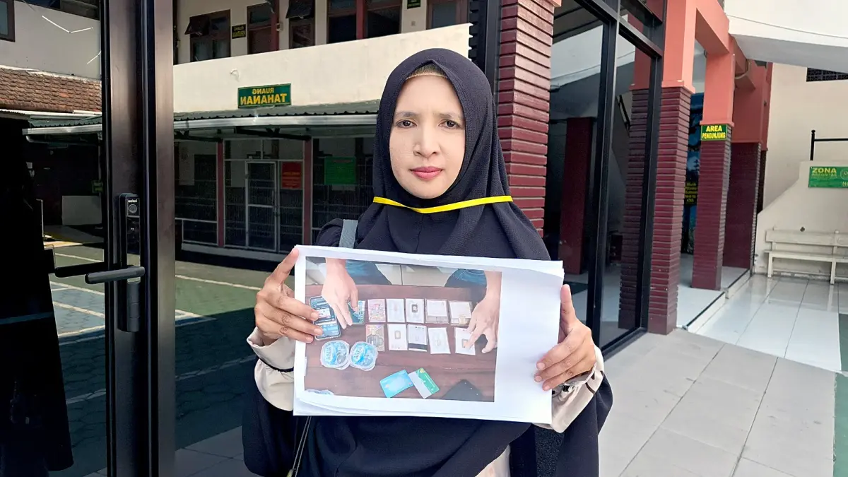KORBAN PENCURIAN: Ayu Novitasari Menunjukkan foto kepingan emas yang digondol pencuri