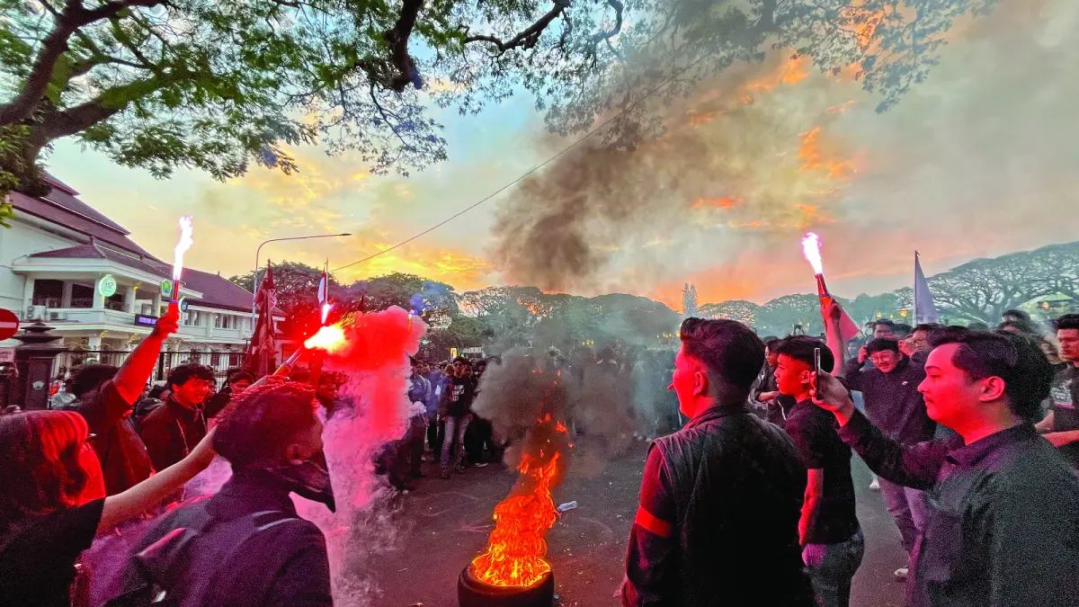 SAMPAIKAN KRITIK: Ratusan mahasiswa berkumpul di depan Balai Kota Malang dalam aksi demo bertajuk Indonesia Bangkrut kemarin (15/6). (foto: Nahdiatul Affandiah/Radar Malang)