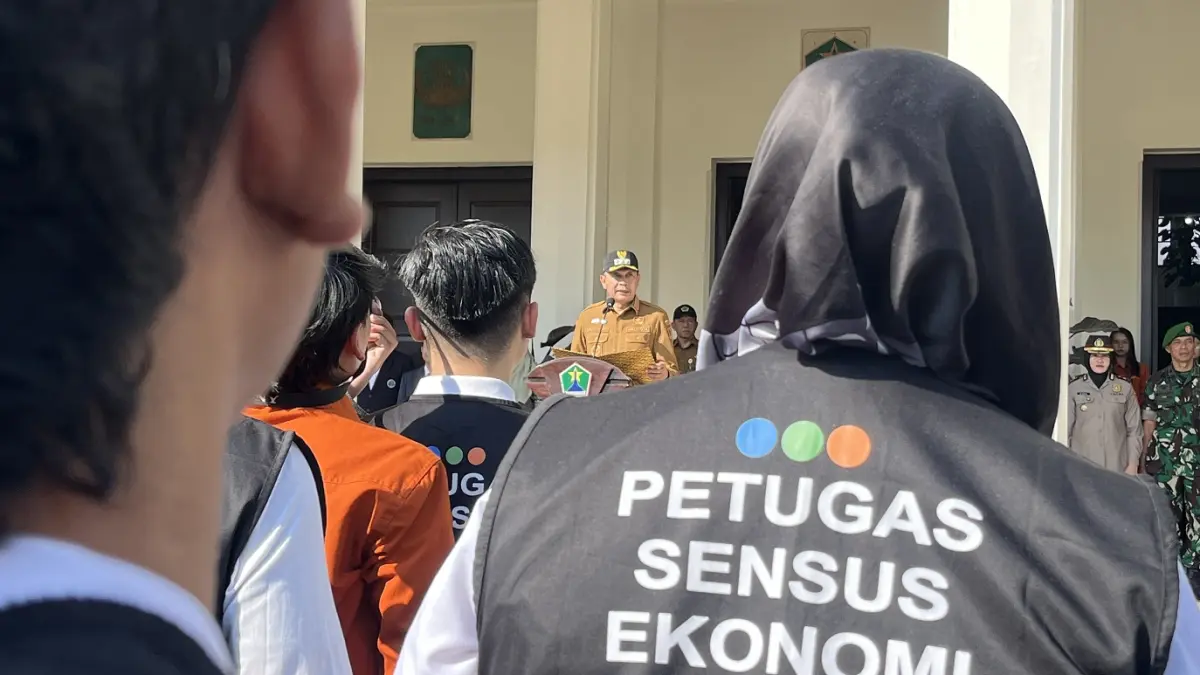SIAP TURUN: Petugas sensus ekonomi 2026 dikukuhkan oleh Wali Kota Malang di halaman Balai Kota Malang, kemarin (15/6). (Nahdiatul Affandiah/Radar Malang)