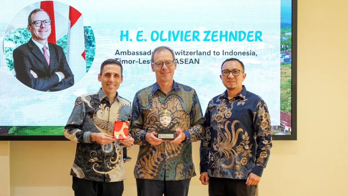 TERBUKA: Nestlé Indonesia menerima kunjungan resmi Duta Besar Swiss untuk Indonesia, Timor-Leste, dan ASEAN, H.E. Olivier Zehnder, bersama perwakilan International Labour Organization (ILO) dan Swisscontact, di Pabrik Kejayan.