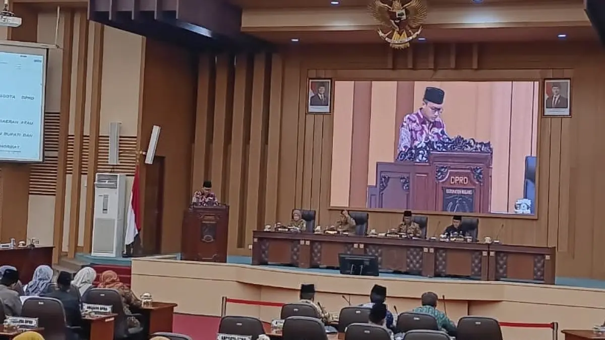 Anggota DPRD Kabupaten Malang Redam Guruh Krismantara menyampaikan pandangan Fraksi PDIP dalam rapat paripurna Senin (15/6) lalu. (Indah Mei Yunita/Radar Malang)