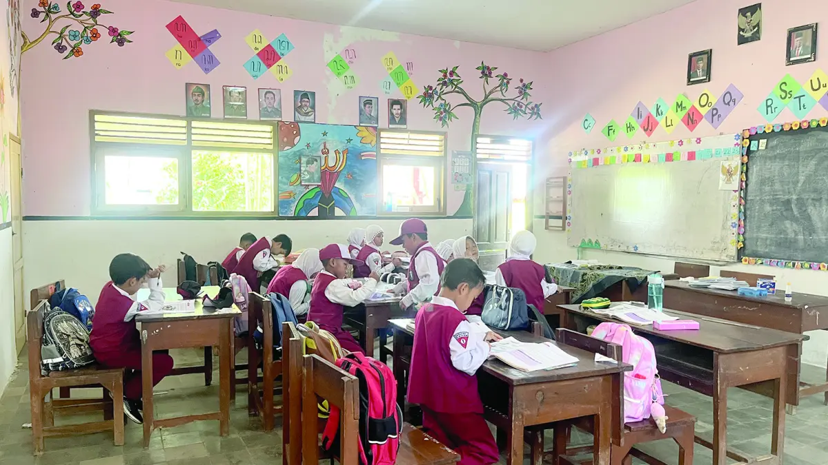 BELAJAR: Siswa SDN Kebonsari 1 fokus mengikuti aktivitas pembelajaran di kelas pada bulan Mei lalu. (FOTO: Nahdiatul Affandiah)