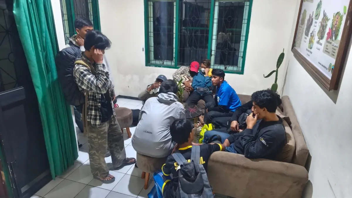Belasan pendaki yang diamankan di jalur ilegal Gunung Semeru