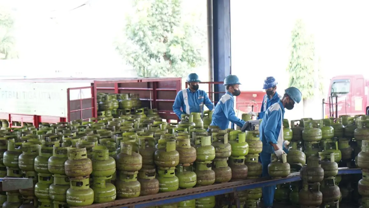 DIPANTAU: Pertamina juga tetap standby di lokasi untuk memastikan penyaluran BBM dan LPG berjalan lancar.&nbsp;
