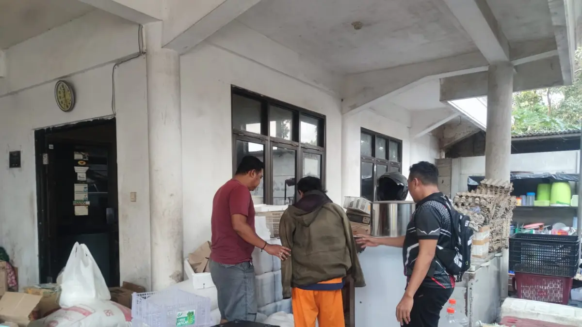 Dua anggota Polres Malang menginterograsi sopir Ocean Garden Turen yang diduga menggelapkan bahan pokok restoran. (Humas Polres Malang)