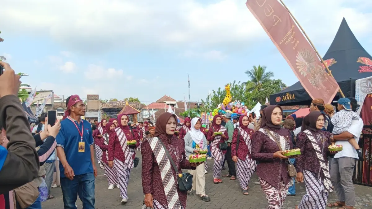 Ibu-ibu mengikuti ritual satu suro di Gunung Kawi (INDAH MEI YUNITA/RADAR MALANG)