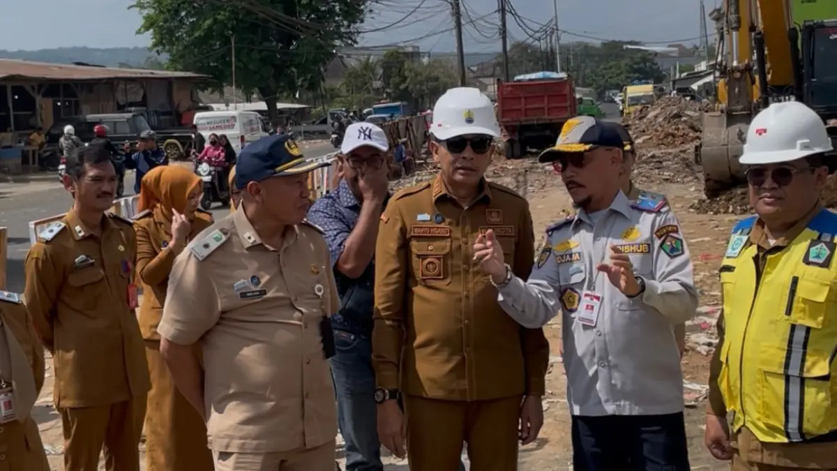 Kepala Dishub Kota Malang Widjaja Saleh Putra (dua dari kanan) berkoordinasi terkait rekayasa lalin bersama Wali Kota Malang Wahyu Hidayat, kemarin. (Andika Satria Perdana/Radar Malang)
