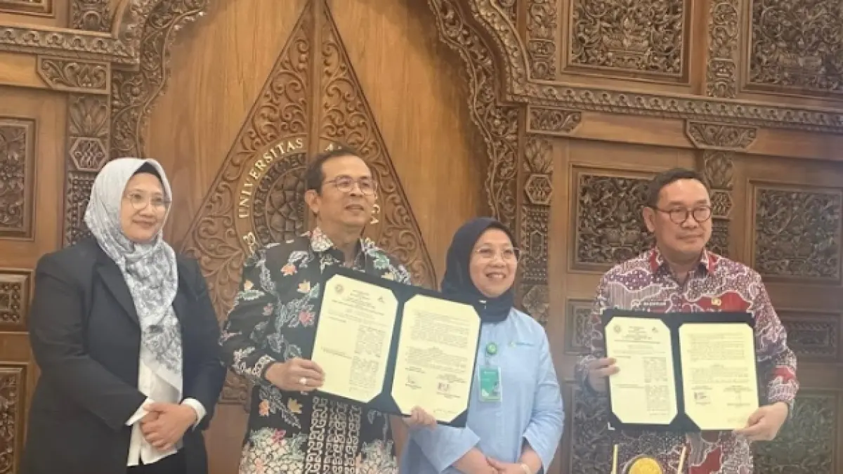KOLABORASI: Direktur RSSA Dr dr Moch. Bachtiar Budianto, Sp.B, Subsp.Onk(K), FINACS, FICS, MMRS menandatangani perjanjian kerja sama kemitraan antara RSSA dengan Universitas Airlangga, Senin (15/6).